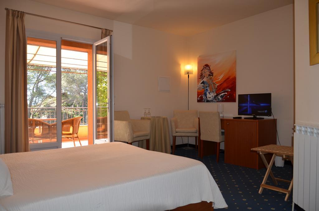 Hotel Le Rocher Villecroze Εξωτερικό φωτογραφία